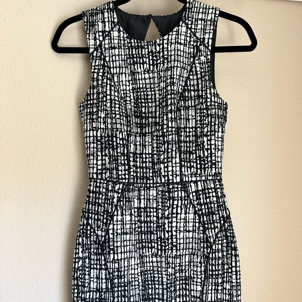H&M black and white sleeveless midi dress